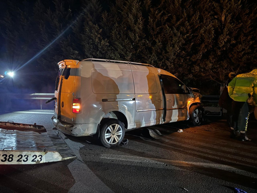 Göçmen kaçakçıları kaçmak için polis araçlarına çarptı! 4'ü polis 18 kişi yaralandı - Resim: 3