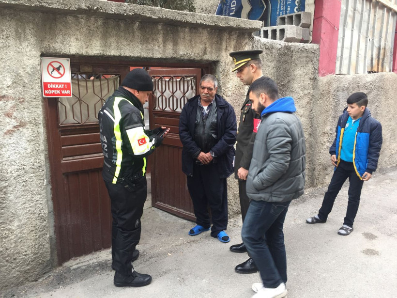 O şehit babası hayatını kaybetti! Bakışları yürekleri dağlamıştı - Resim: 1