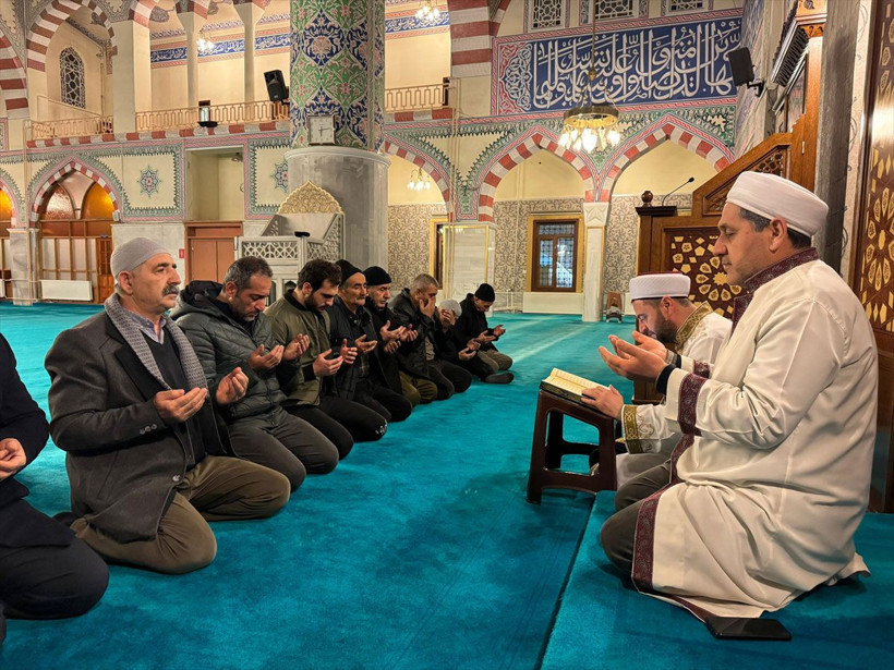 Türkiye şehitleri için da etti! Sabah namazı sonrası tüm camilerde eller havaya açıldı - Resim: 1