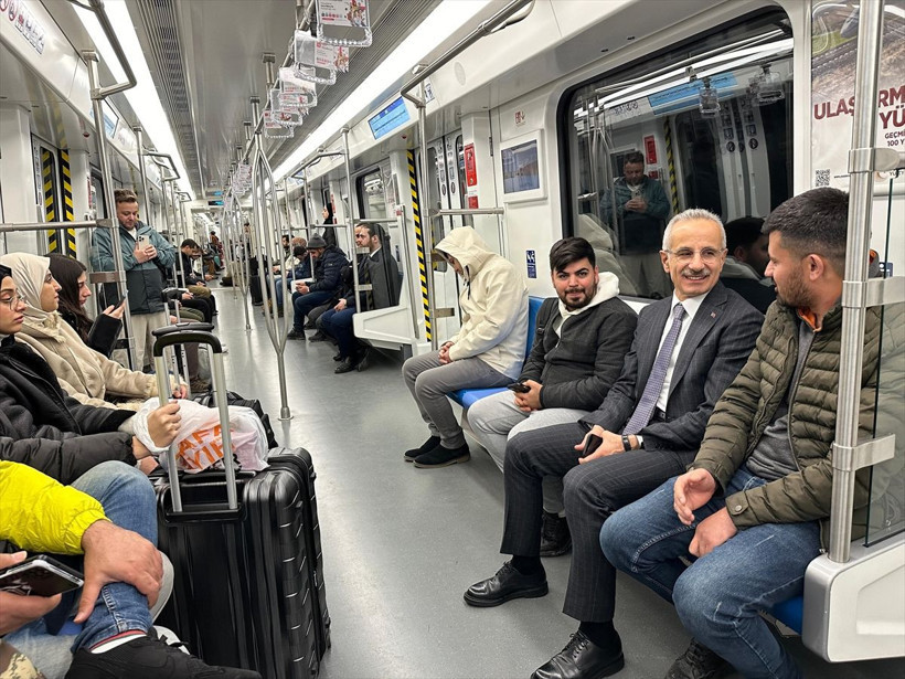 Ulaştırma Bakanı Uraloğlu, Ankara uçağına metroyla ulaştı - Resim: 4