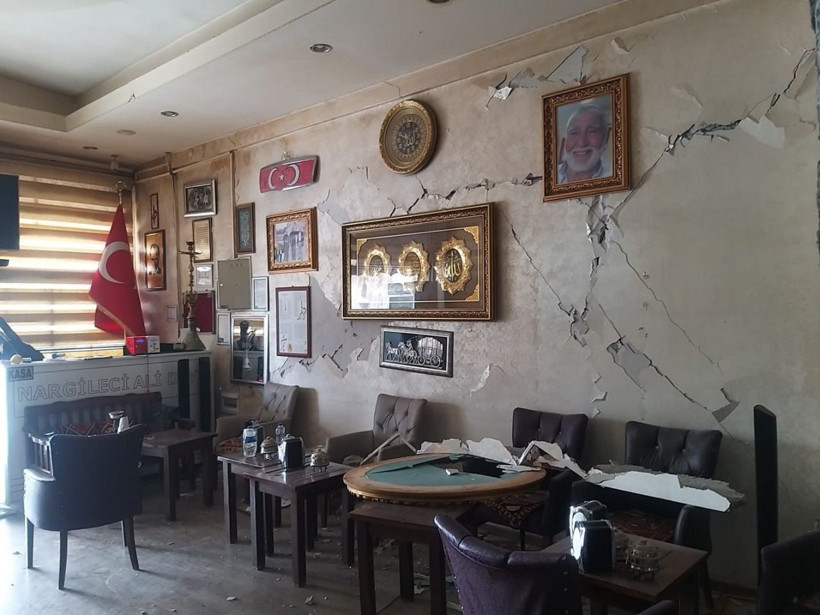 Depremde her şeyini kaybetti, bir tek oğlunun kramponlarına üzüldü - Resim: 1