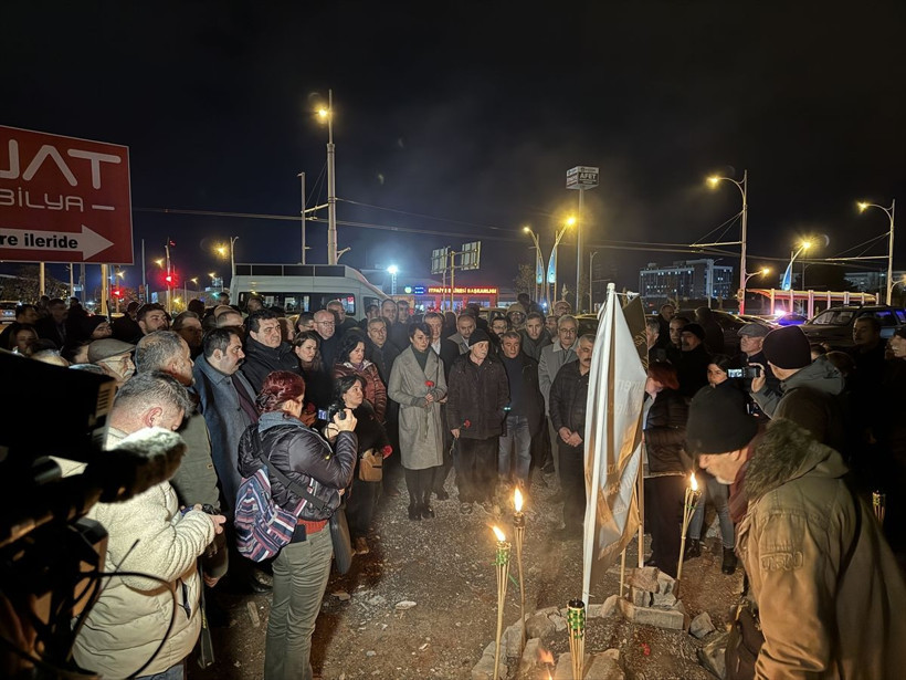 Saatler 04.17'de durdu! 53 bin can, yüzlerce kayıp mezarlıklarda, enkazların başında anıldı - Resim: 4