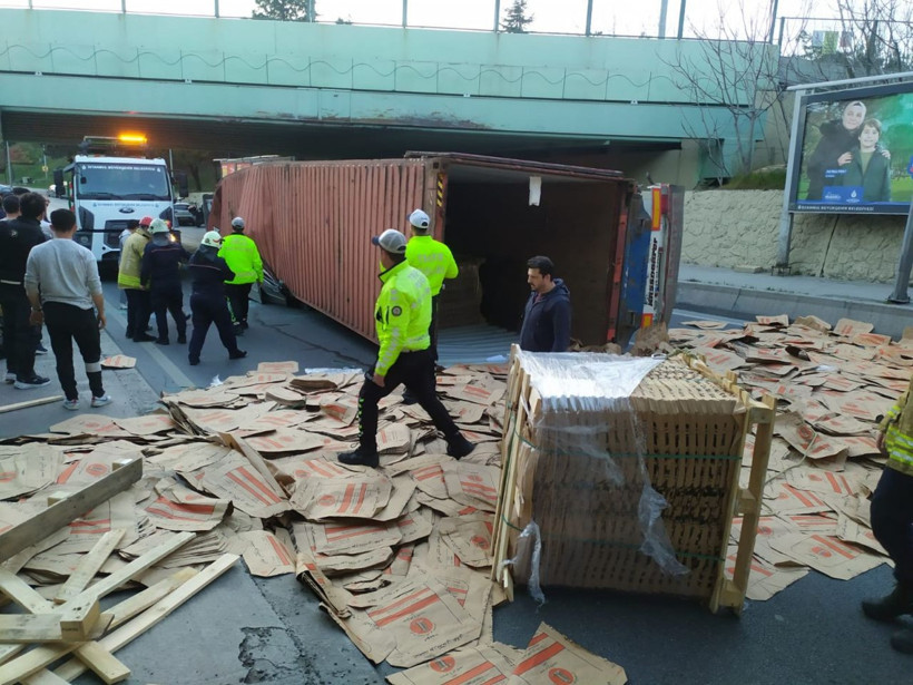 TIR otomobilin üzerine devrildi 4 kişi öldü! Ayrıntılar kahretti - Resim: 4