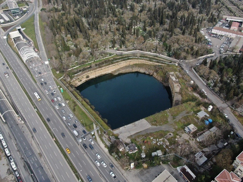 Kadıköy'de su dolan inşaat sahasını "Google Maps" göl olarak gösteriyor - Resim: 2