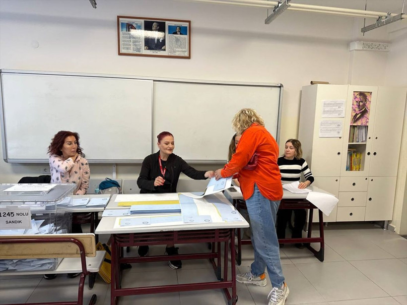 Candan Erçetin, Beşiktaş'ta bir okulda sandık kurulu üyesi oldu - Resim: 1