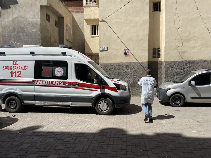 Diyarbakır'da eve düzenlenen silahlı saldırıda 1'i kadın 2 kişi öldü - Resim: 1