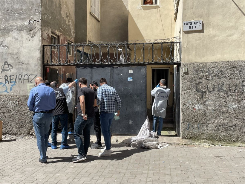 Diyarbakır'da eve düzenlenen silahlı saldırıda 1'i kadın 2 kişi öldü - Resim: 3