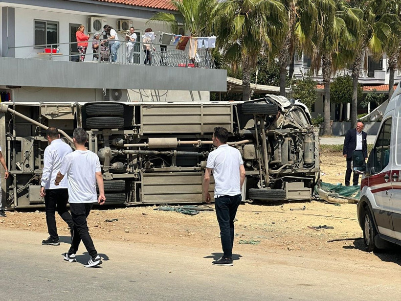 Antalya'da midibüs ve otomobil çarpıştı! 29 kişi yaralandı - Resim: 4