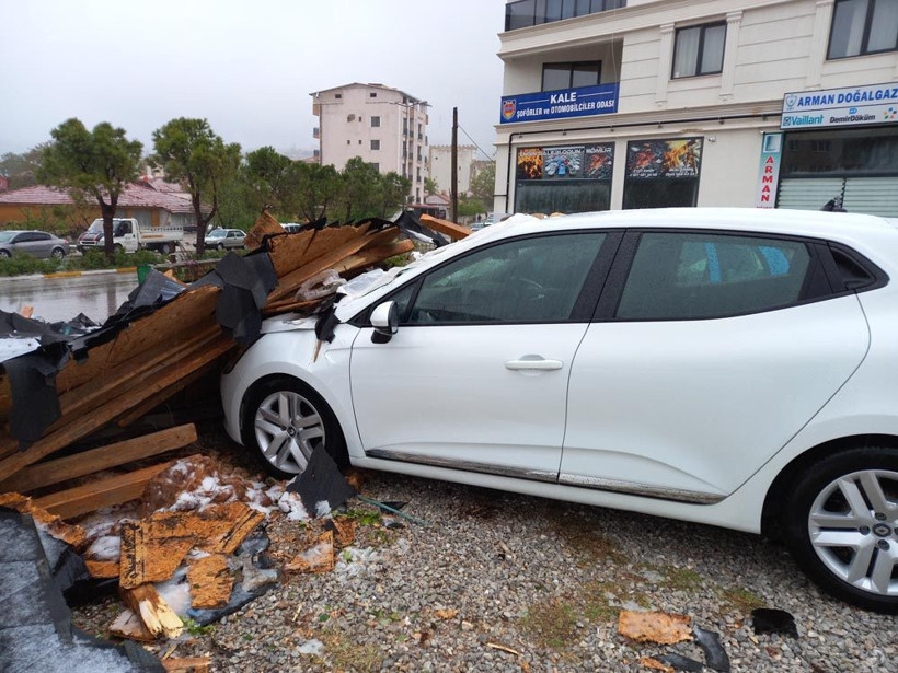 Durum fena! Hem fırtına hem dolu vurdu, otelin çatısı uçtu - Resim: 3