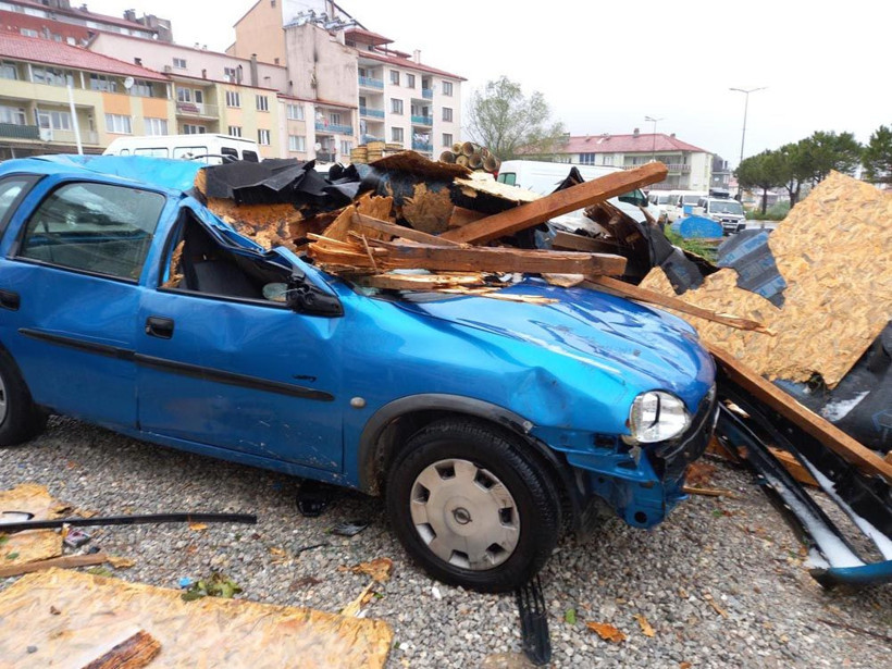 Durum fena! Hem fırtına hem dolu vurdu, otelin çatısı uçtu - Resim: 2