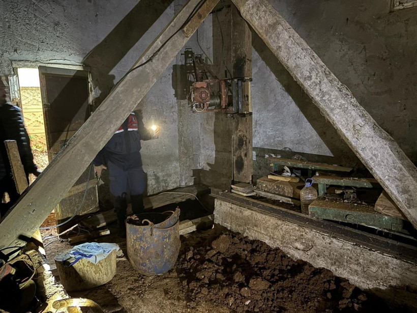 Bir evde kaçak kazı yapan defineciler yakalandı, evden çıkanlar şaşırttı! Tam 43 tane... - Resim: 2