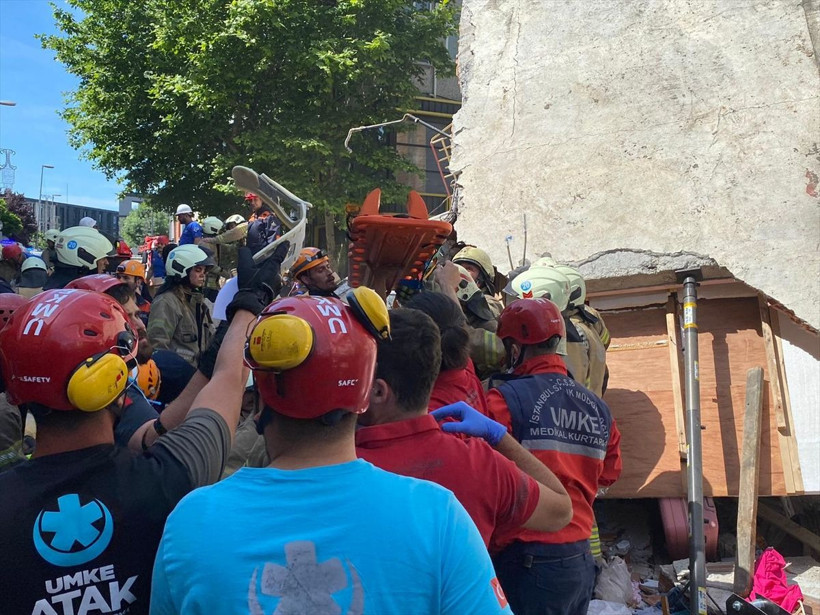 İstanbul  Küçükçekmece'de bina çöktü! Olay yerinden ilk görüntüler - Resim: 3
