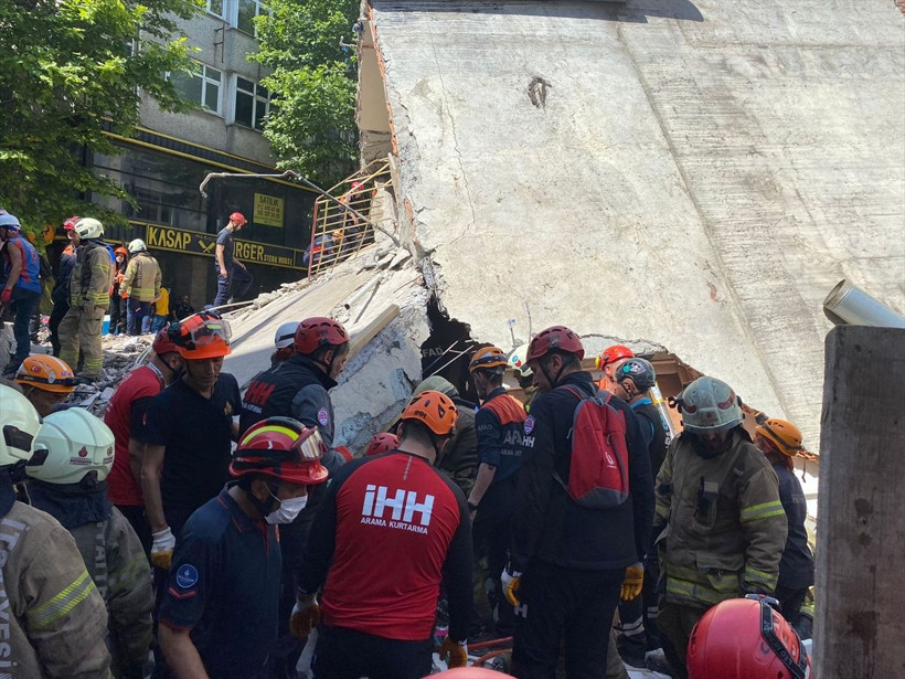 İstanbul  Küçükçekmece'de bina çöktü! Olay yerinden ilk görüntüler - Resim: 4