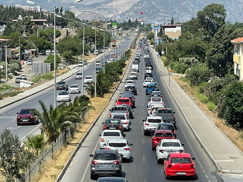 Tatilciler dönüş yolunda! Uzun araç kuyrukları oluştu, trafik durdu - Resim: 2