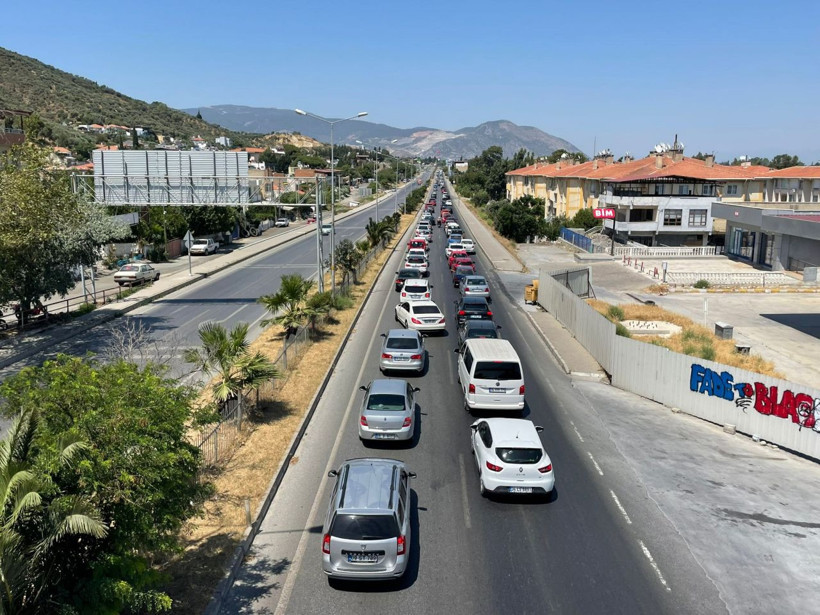 Tatilciler dönüş yolunda! Uzun araç kuyrukları oluştu, trafik durdu - Resim: 3