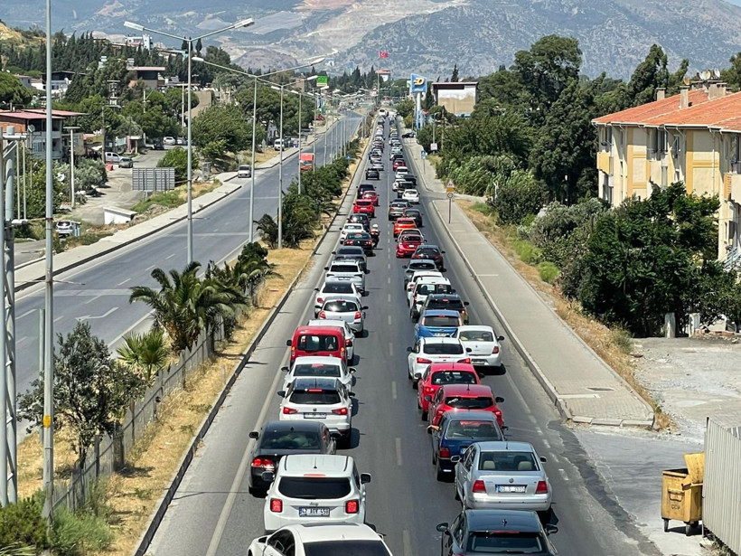 Tatilciler dönüş yolunda! Uzun araç kuyrukları oluştu, trafik durdu - Resim: 4