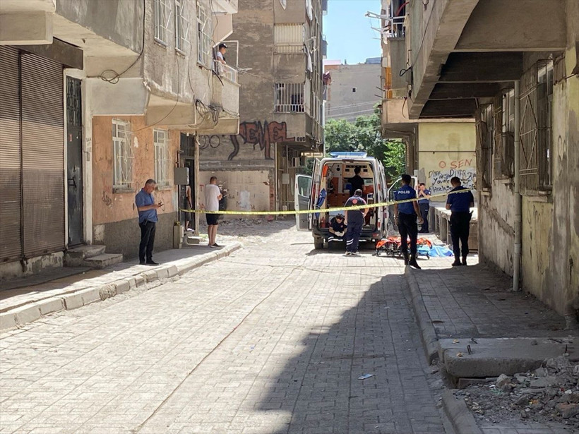 Diyarbakır'da sokakta yürürken silahla başından vurulan kadın öldü - Resim: 3