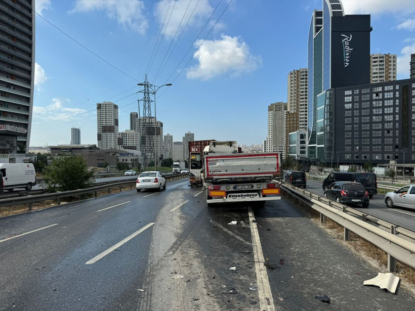 Esenyurt'ta zincirleme trafik kazası! 15 araç birbirine girdi - Resim: 1