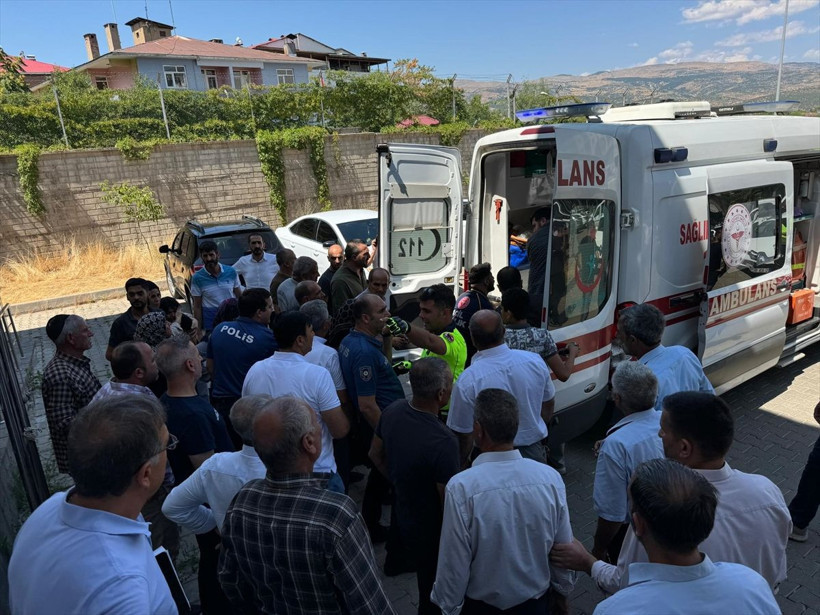 Bingöl'den gelen haber korkunç! Madde bağımlısı, önüne geleni bıçakladı: Ölü ve yaralılar var - Resim: 4