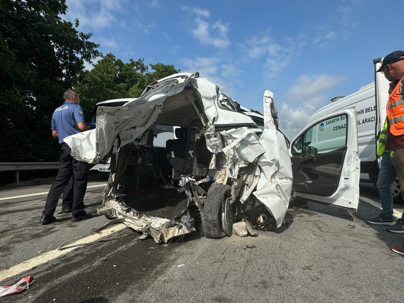 Anadolu Otoyolu'nda feci kaza! Araç hurdaya döndü: Aynı aileden 3 kişi can verdi - Resim: 4