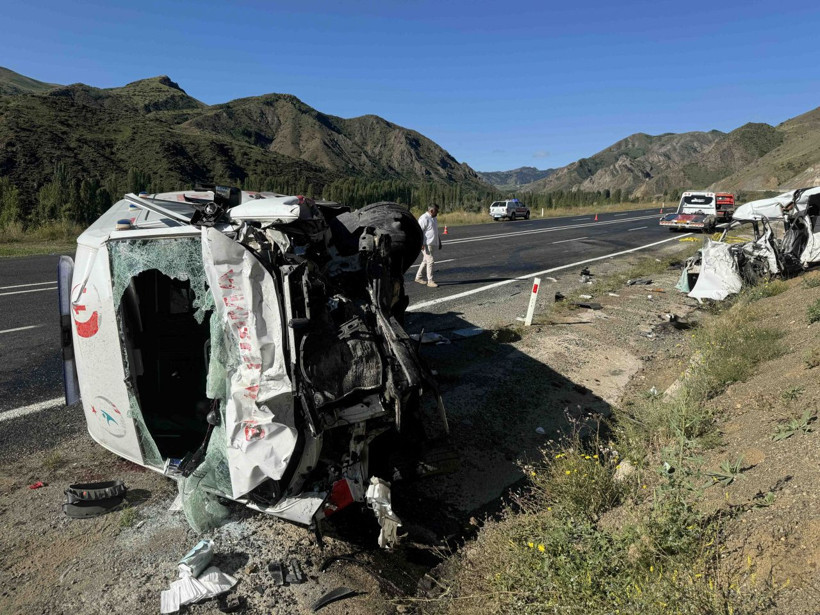 Erzurum'da kahreden kaza! Ambulans ile hafif ticari araç çarpıştı: 4 kişi öldü - Resim: 1