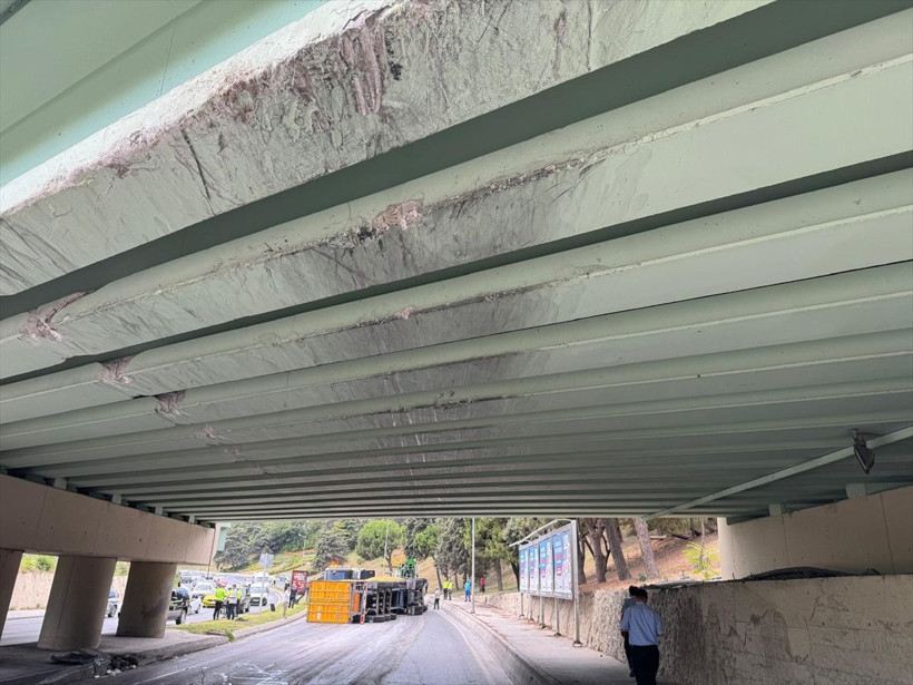 Bakırköy'de üst geçide çarpan tır İETT otobüsünün üzerine devrildi - Resim: 4