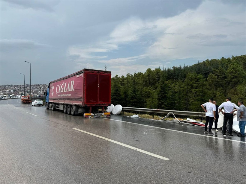 Anadolu Otoyolu'nda zincirleme kaza! Yol ulaşıma kapandı, 3 tanker 2 tır 1 otomobil... - Resim: 1