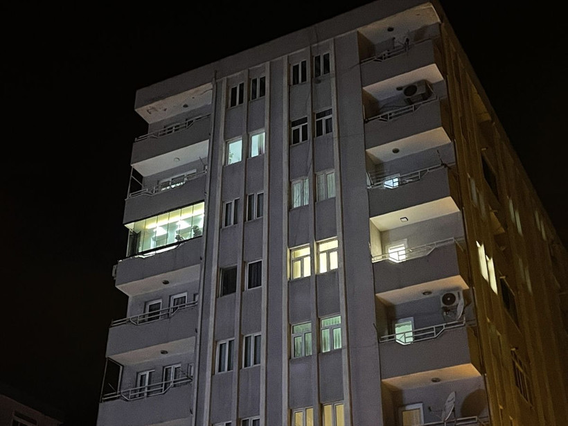 Bursa'da kuvvetli fırtına otobüs durağı ve atık toplama kabinini devirdi - Resim: 1