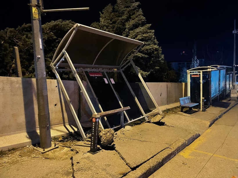 Bursa'da kuvvetli fırtına otobüs durağı ve atık toplama kabinini devirdi - Resim: 3