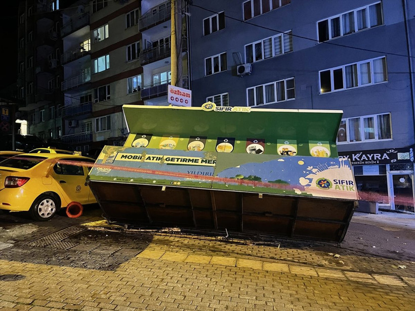 Bursa'da kuvvetli fırtına otobüs durağı ve atık toplama kabinini devirdi - Resim: 4