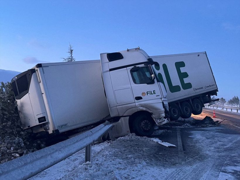 Afyonkarahisar'da 3 aracın karıştığı feci kaza! 30 kişi yaralandı - Resim: 3