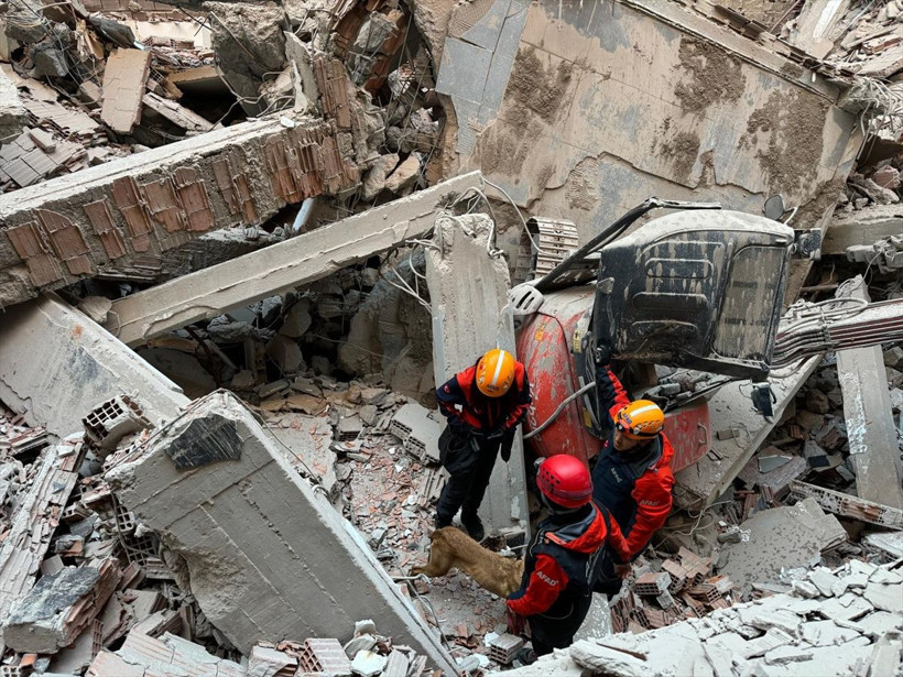 Güngören'de bina yıkımı sırasında facia! 2 işçi göçük altında kaldı - Resim: 3