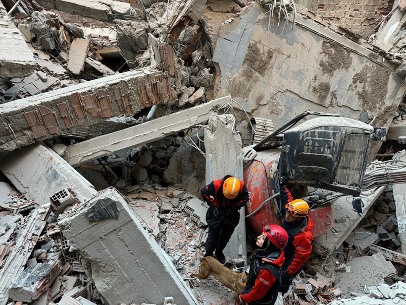 Güngören'de bina yıkımı sırasında facia! 2 işçi göçük altında kaldı - Resim: 2