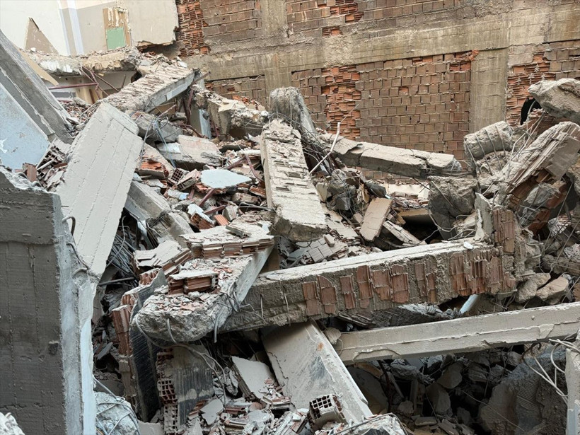 Güngören'de bina yıkımı sırasında facia! 2 işçi göçük altında kaldı - Resim: 1