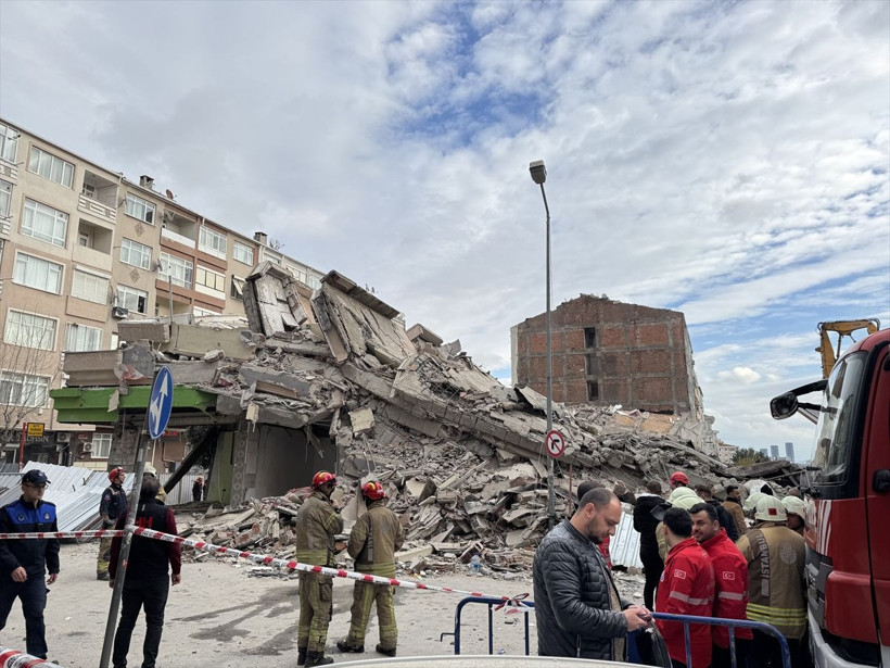 İstanbul Güngören'de bir bina yıkım sırasında çöktü! - Resim: 1