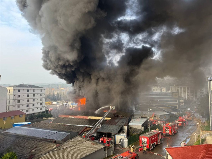 Çekmeköy'de büyük yangın! Lastik fabrikası yanıyor - Resim: 1