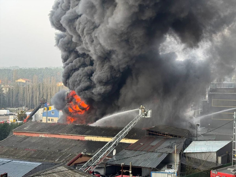 Çekmeköy'de büyük yangın! Lastik fabrikası yanıyor - Resim: 3
