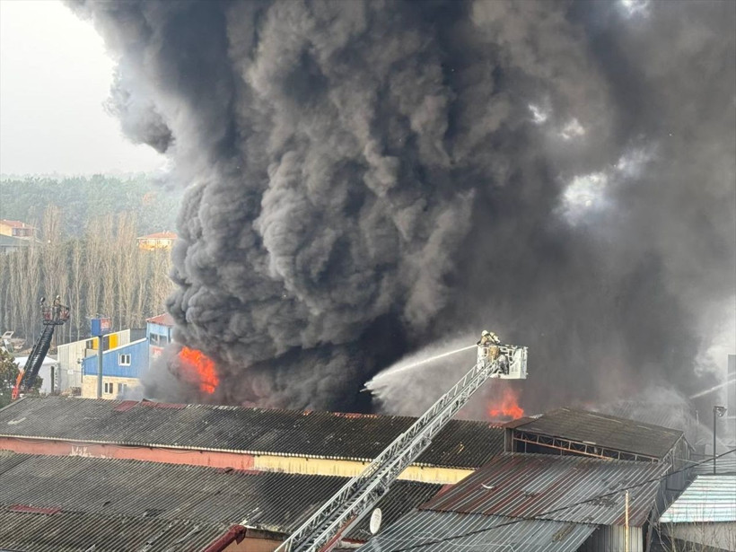 Çekmeköy'de büyük yangın! Lastik fabrikası yanıyor - Resim: 4