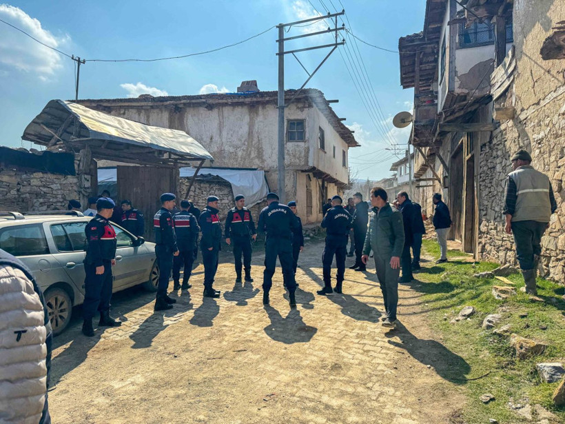 Uşak'ta vahşet! 89 yaşındaki adam 3 komşusunu peş peşe vurdu 2'si öldü - Resim: 1