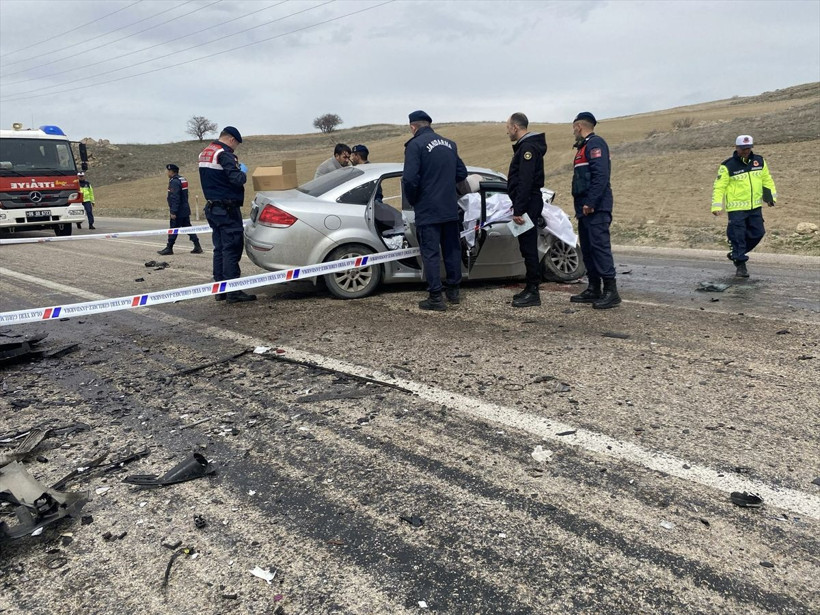 Bayram öncesi feci kaza! Ankara'da iki otomobil çarpıştı, 6 kişi hayatını kaybetti - Resim: 1