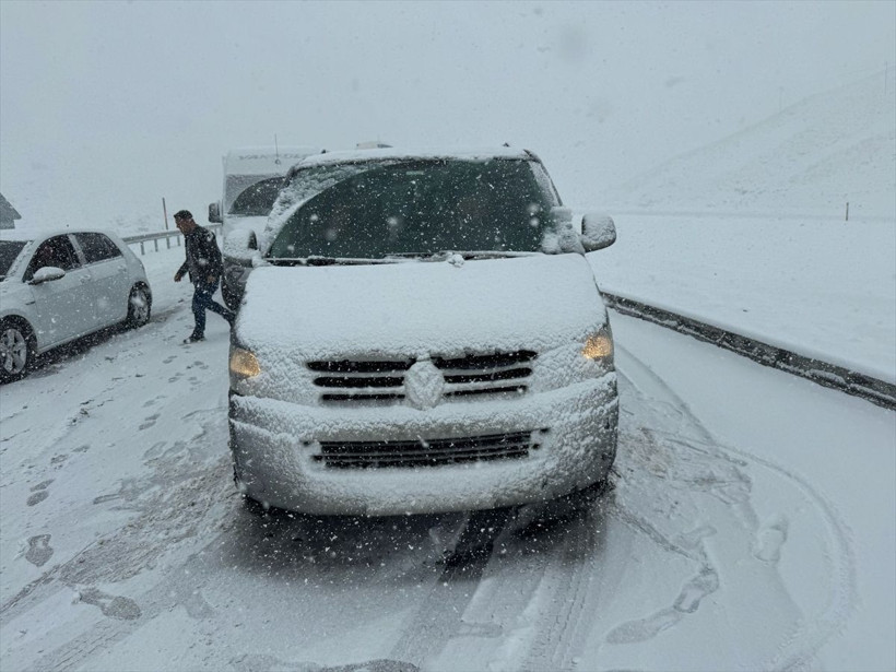 Nisan ayında şaşkına çeviren görüntüler! Yoğun kar yağışı etkili oluyor araçlar yollarda kaldı - Resim: 1