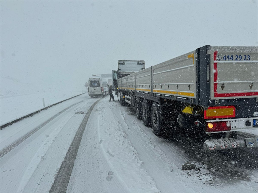 Nisan ayında şaşkına çeviren görüntüler! Yoğun kar yağışı etkili oluyor araçlar yollarda kaldı - Resim: 2