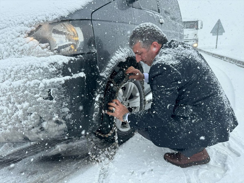 Nisan ayında şaşkına çeviren görüntüler! Yoğun kar yağışı etkili oluyor araçlar yollarda kaldı - Resim: 3