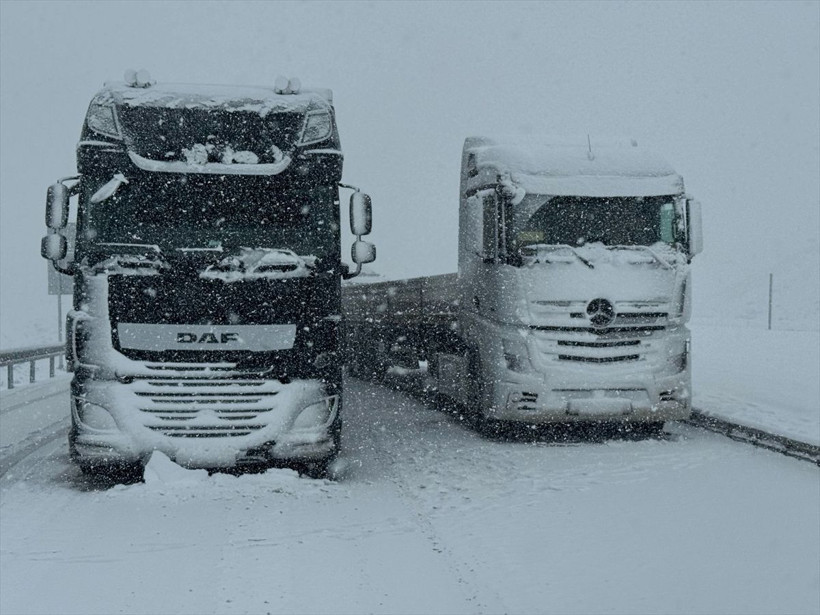 Nisan ayında şaşkına çeviren görüntüler! Yoğun kar yağışı etkili oluyor araçlar yollarda kaldı - Resim: 4