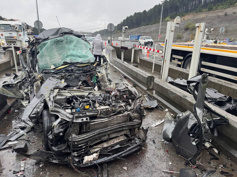 Gişelerde yine kaza oldu! Hafif ticari araç tıra arkadan çarptı hurdaya döndü - Resim: 4