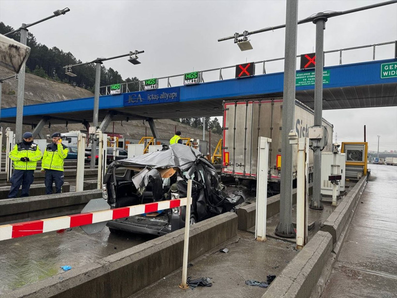 Gişelerde yine kaza oldu! Hafif ticari araç tıra arkadan çarptı hurdaya döndü - Resim: 1