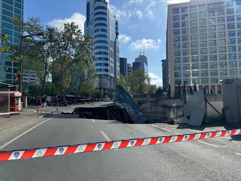 Maslak'ta yol çöktü! Eski Büyükdere Caddesi trafiğe kapatıldı - Resim: 4