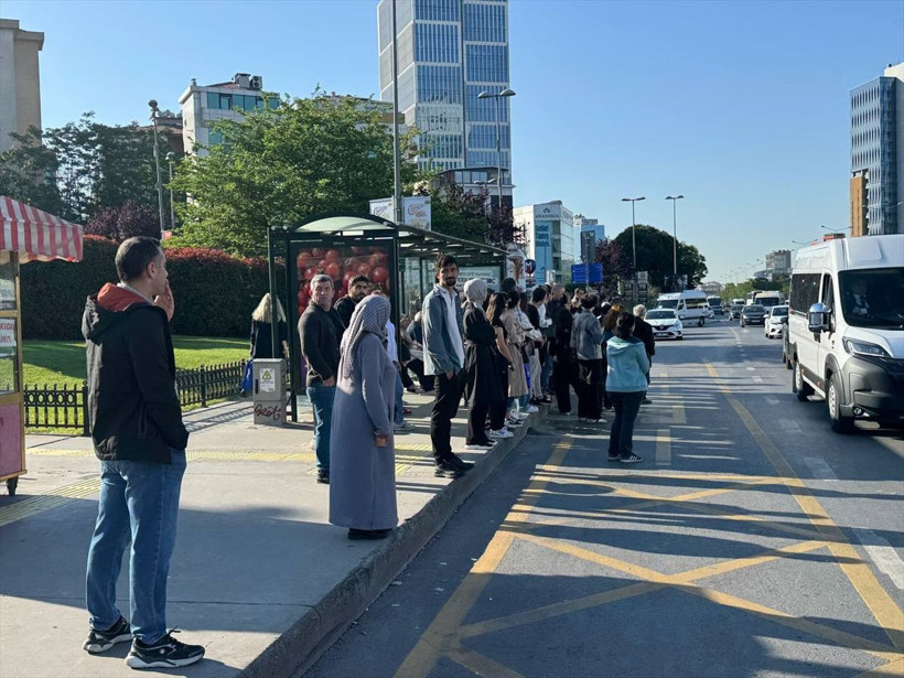 İstanbullu yolda kaldı! Özel Halk Otobüsleri kontak kapattı, duraklar ana baba günü - Resim: 4