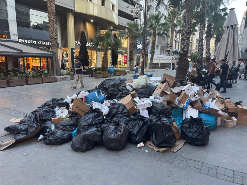"Pislik ve rezillik" diyerek tepki gösterdiler! İzmir'de çöp dağları oluştu, koku ise dayanılmaz boyutta... - Resim: 1