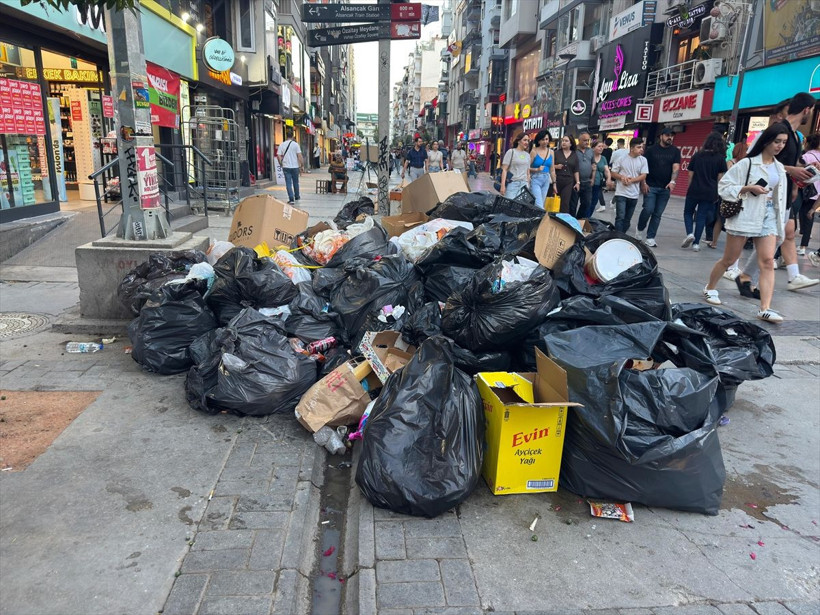 "Pislik ve rezillik" diyerek tepki gösterdiler! İzmir'de çöp dağları oluştu, koku ise dayanılmaz boyutta... - Resim: 2